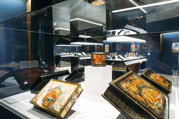 Экспозиция выставки «Лаки. Большая история в миниатюре»