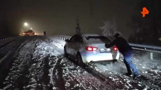 Мощный снегопад принес крупные пробки на дороги Урала