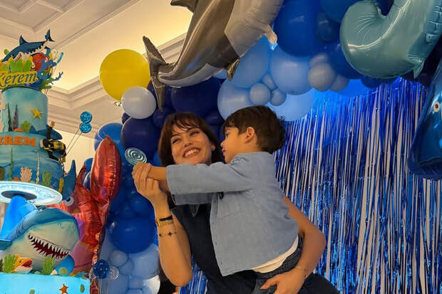 Жена турецкого актера Бурака Озчивита опубликовала фото с дня рождения их сына