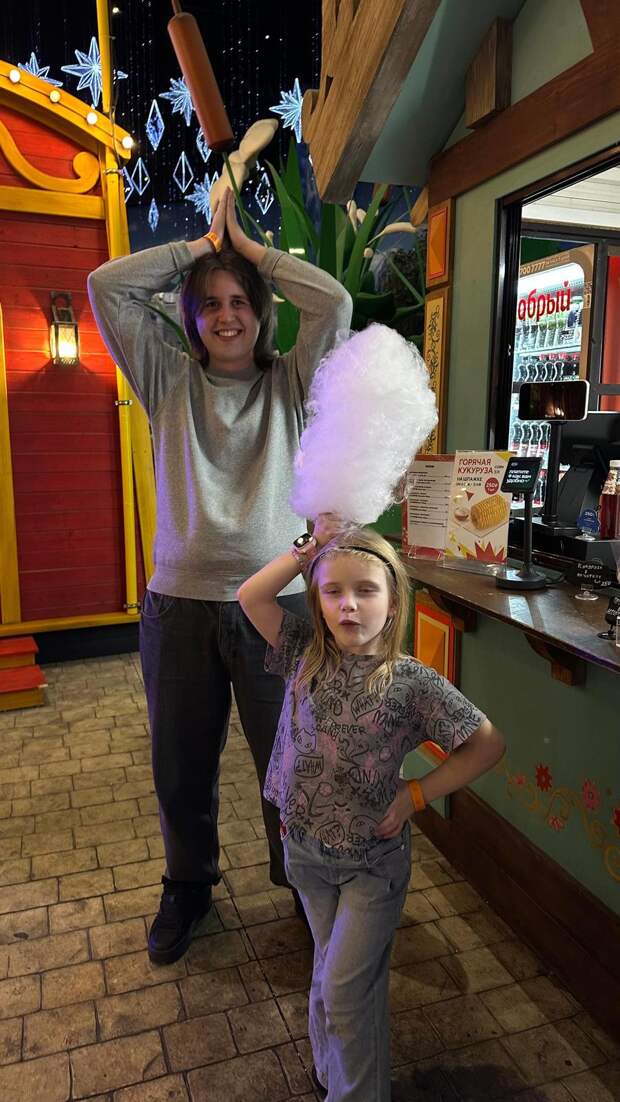 «Мила сейчас в смешном и чудесном периоде»: Анна Заворотнюк показала фото с сестрой