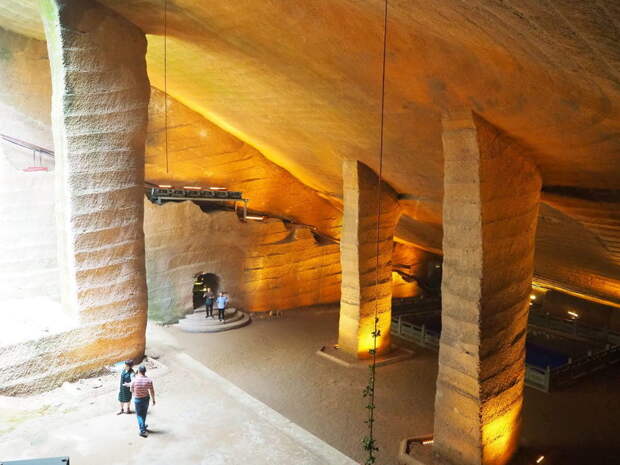 Тайна пещер Лунъю: для чего китайцы построили огромные гроты, а затем затопили их