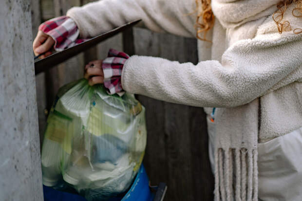 KP.RU: 43% россиян заявили, что их соседи оставляют мусор в подъезде