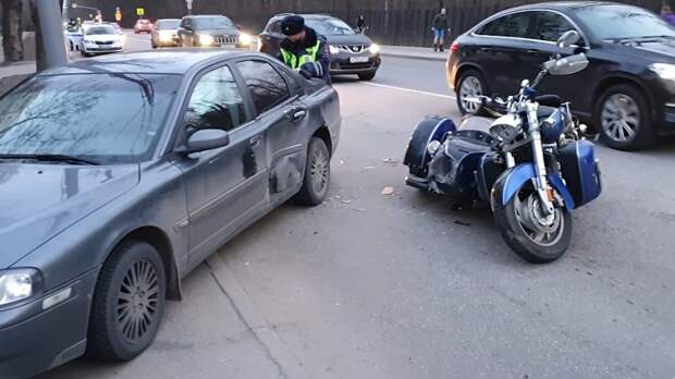 Мотоциклист сломал ноги после столкновения с Volvo в Москве