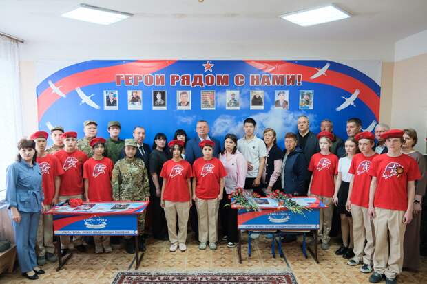 Председатель Думы Астраханской области Игорь Мартынов принял участие в открытии «Парты Героя» в честь участника спецоперации Ильнура Жаркналиева в Камызякском районе