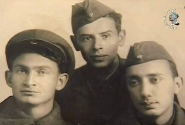 Евгений Агранович с однополчанами в годы войны