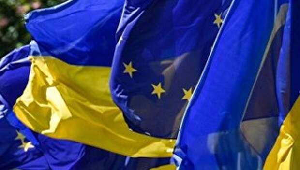 Флаги Украины и Евросоюза на церемонии по случаю введения безвизового режима между Украиной и ЕС