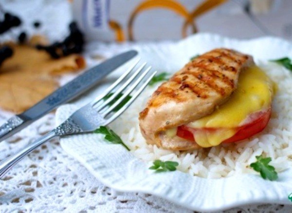Куриные грудки-гриль с томатами и сыром