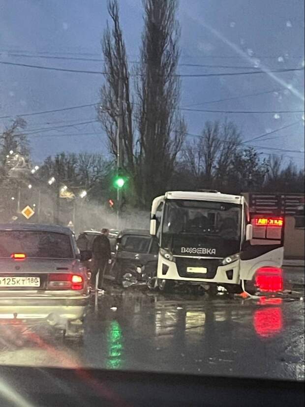 Серьёзное ДТП с участием автобуса на ЖБИ в Макеевке