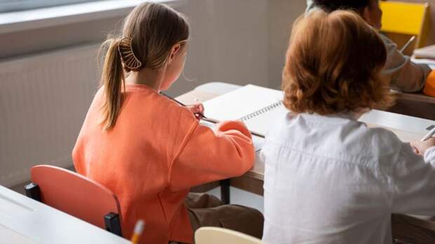 В Копейске поставившего на колени школьника педагога отстранили от работы