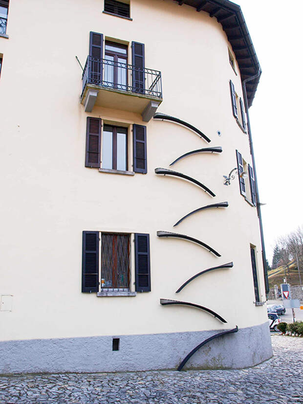 Элегантная лестница для кошек в Бре Лугано. Фото: Mauro Piccardi/Alamy.