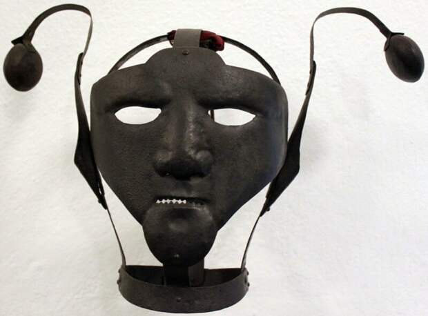 Держи язык за зубами: железная маска, с помощью которой в Средневековье наказывали за сплетни