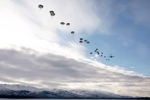 Военные учения НАТО в Швеции: 11 солдат покалечились во время прыжков с парашютом