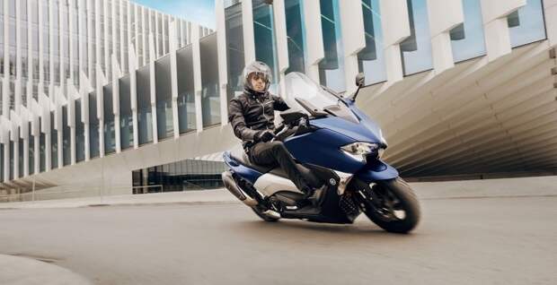 В Милане Yamaha представила обновленный макси скутер TMAX 2017