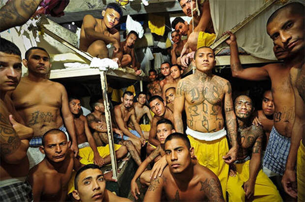 Члены банды MS-18 в камере тюрьмы Изалко в Сонсонате, Сальвадор