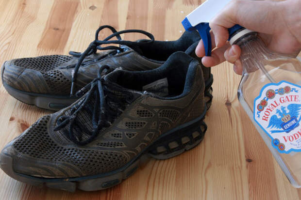 Устранение запаха в обуви Водкой легко можно устранить главный источник неприятного запаха — бактерии. Достаточно распылить водку на зловонные ботинки. Запах самого алкоголя исчезнет, как только намоченное водкой место высохнет.