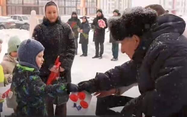 Перед домом новгородского ветерана войны Василия Крестьянова выступил духовой оркестр