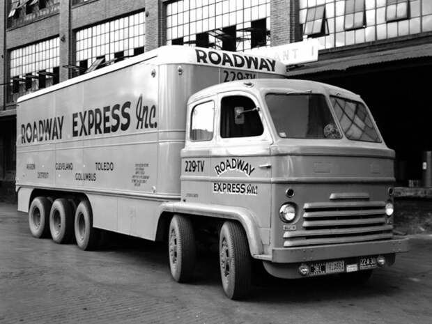 А позднее уже в 50-х стоили вот такое чудо с собственной кабиной. Его вариант X2 хотели даже предложить армии. chevrolet, ford, авто, автоистория, грузовик, грузовики, разработки, тягач