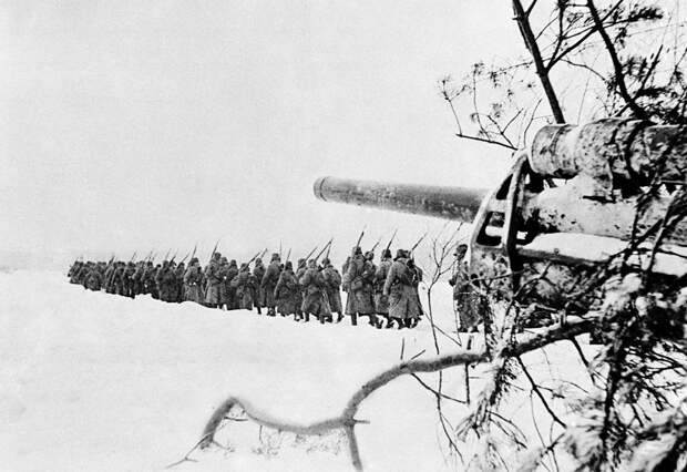 Колонна советских солдат по дороге на передовую во время битвы под Москвой Леонид Доренский/ТАСС