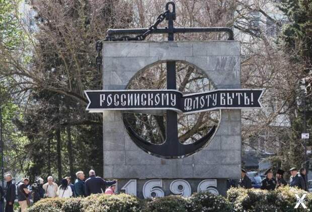 Люди во время акции памяти затонувшег...