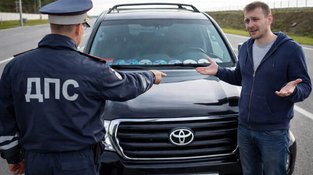 Почему под лобовым стеклом иногда лежат компакт‑диски и как с этим связан страх штрафа