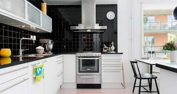 Фартук черного цвета на белой кухне