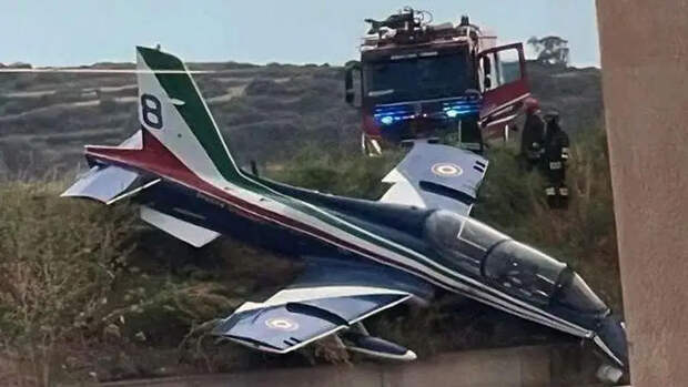 Три самолёта пилотажной группы Frecce Tricolori итальянских ВВС столкнулись в воздухе во время авиашоу