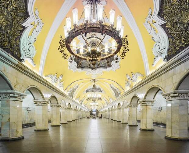 Фотограф показал всю роскошь московского и питерского метро