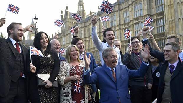 Найджел Фараж со сторонниками после объявления результатов референдума в Британии. Архивное фото