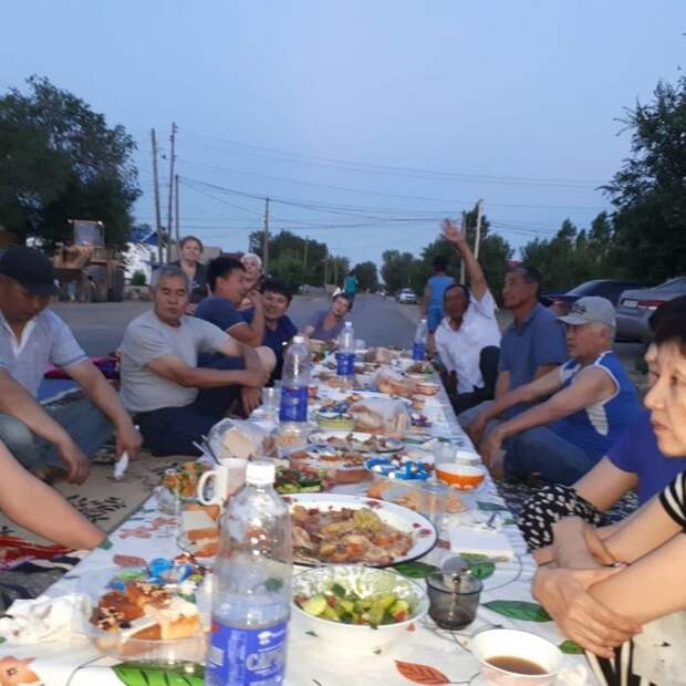 Актоберфест: в Казахстане дружные соседи устроили пир посреди улицы Веселые, авто, асфальт, асфальтирование, казахстан, праздник, ремонт дорог, соседи