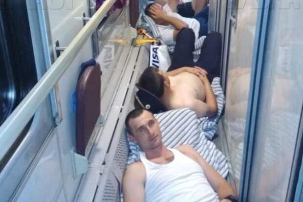 "В соответствии с графиком": Полиция объяснила кадры с лежащими на полу поезда сотрудниками