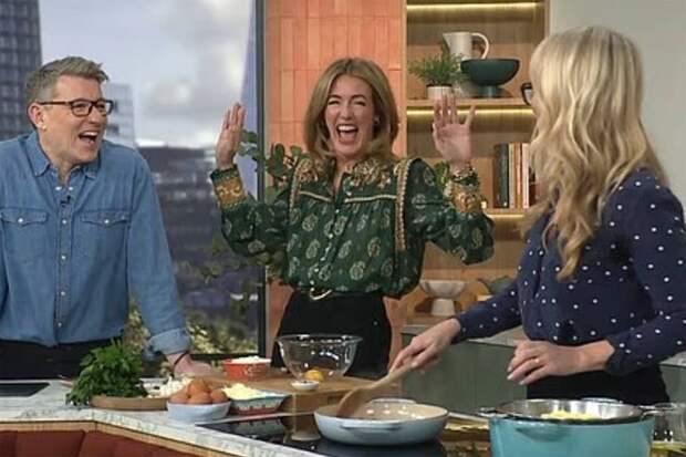 Телеведущая похвалила ягодицы коллеги и заставила ее покраснеть от смущения