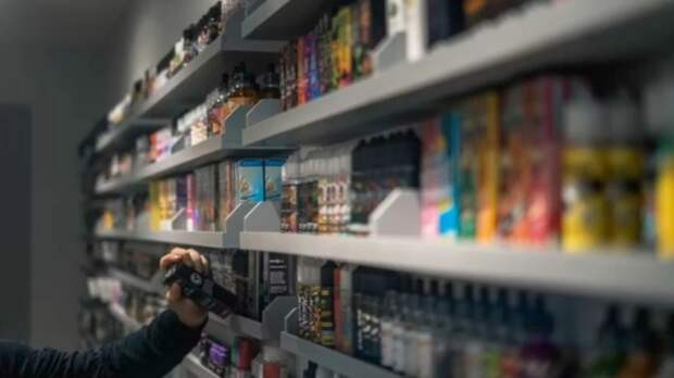 Покупка жидкости для вейпа / Фото: unsplash.com