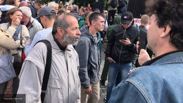Депутат Вишневский искал провокаторов на согласованном митинге в Петербурге