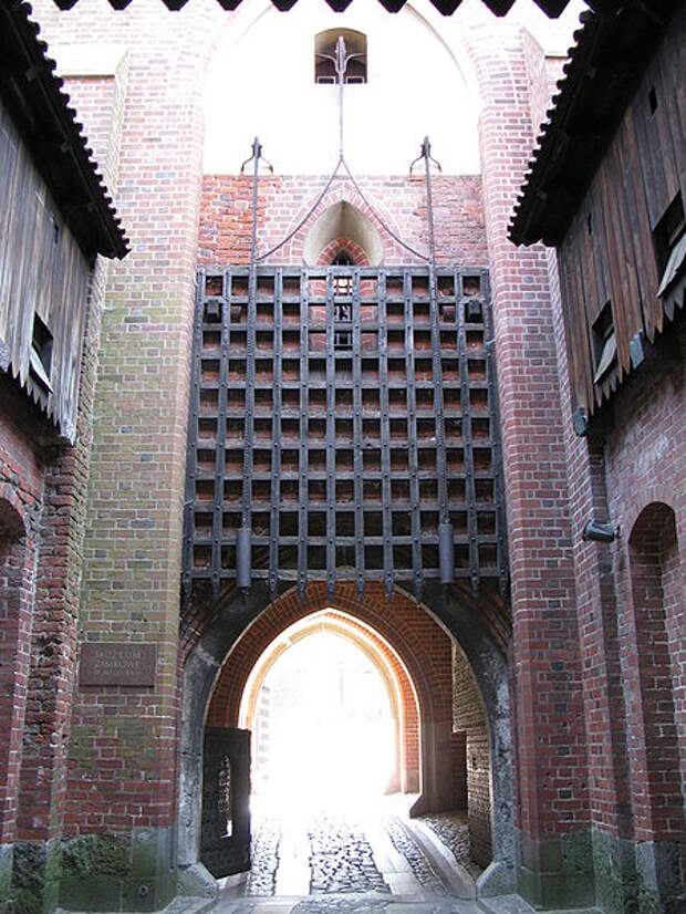 File:Malbork Castle Gate1.jpg