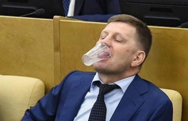 2. .... еще он знаменит вот этой фотографией времен своего депутатства в ГД РФ