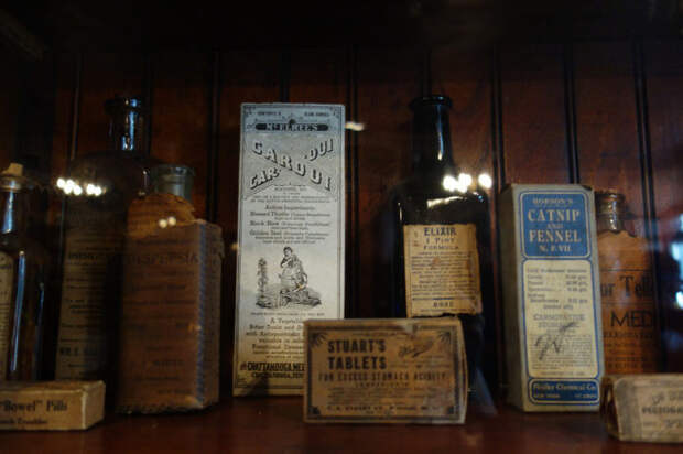 Экспонаты аптечного музея Нового Орлеана. / Фото: www.atlasobscura.com