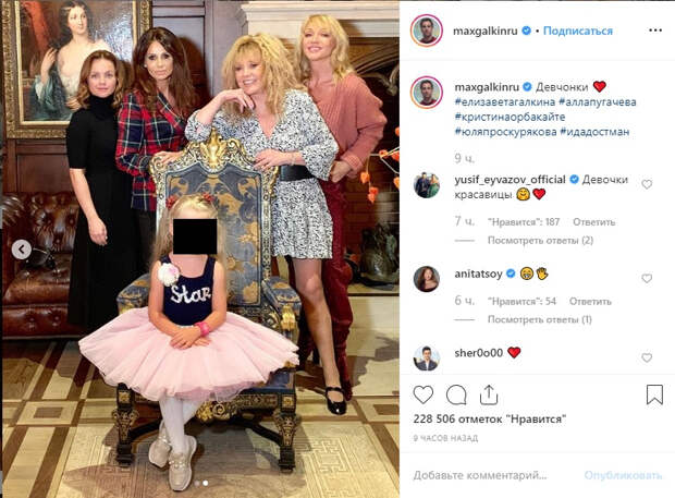 Поклонники Пугачевой активно обсуждают ее дерзкий наряд в мини-платье