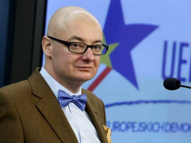 Вице-спикер польского Сената, представитель оппозиции Михал Каминьский объяснил всем на популярном польском радио Zet...
