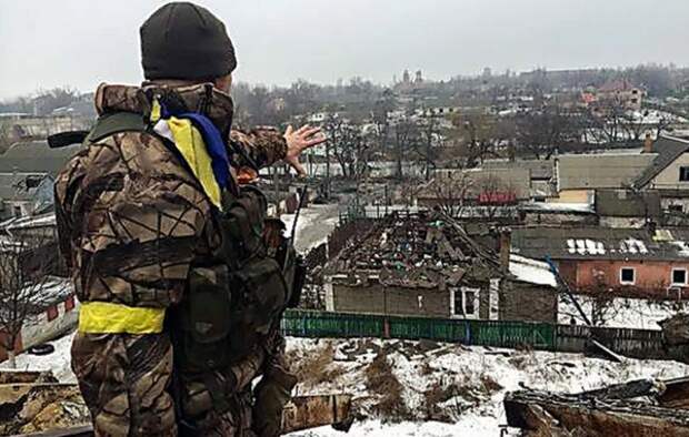 Боевик ВСУ. Показывает направление обстрела - жилые районы на Донбассе (Донбасс - один из самых урбанизированных регионов мира - 90% населения там живут в городах и ПГТ).