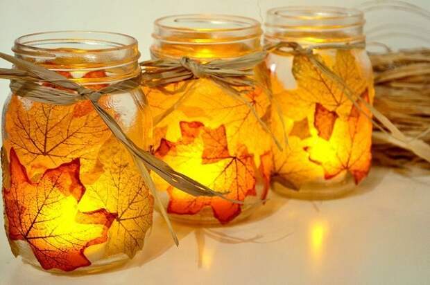 Осеннее настроение, возможно, создать благодаря декорированию подсвечника при помощи желтых листьев.