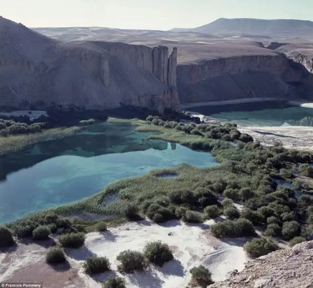 Величественные горы и озера дополняют друг друга. Величественные горы и озера дополняют друг друга.