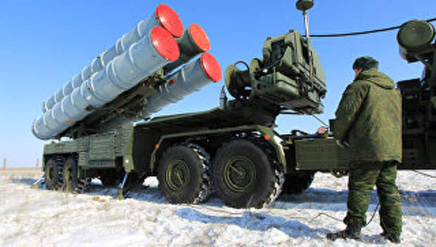 Пусковая установка зенитных ракет комплекса С-400 на территории государственного полигона Капустин Яр