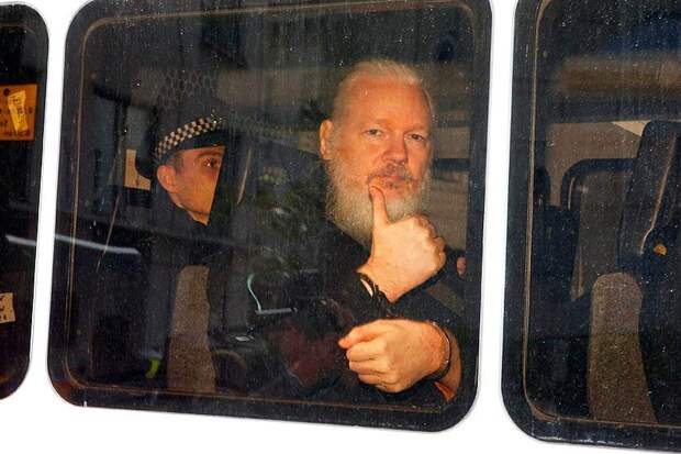 Основателя WikiLeaks Ассанжа вынесли из посольства Эквадора, он беззвучно кричал, но его увезли на полицейской машине