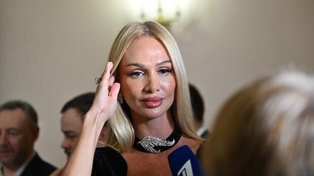 Модель Виктория Лопырева снялась в бикини и мини-юбке