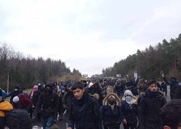 В Беларуси колонна мигрантов направилась штурмовать границу Польши