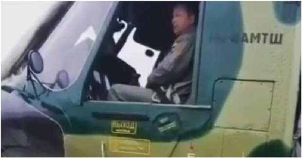 Эффектно покинул вертолет