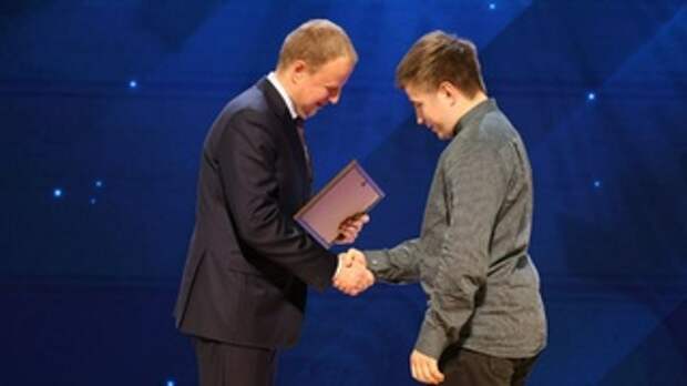 Виктор Томенко награждает Антона Дегтярева / Фото: amic.ru