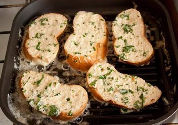 Гренки с беконом и помидорами