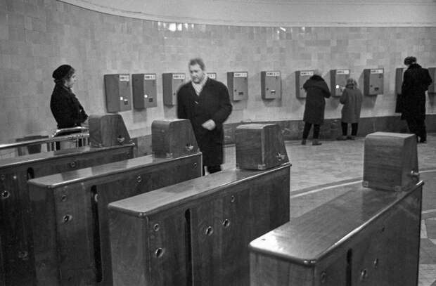 На заднем плане можно увидеть автоматы по размену монет на 5 копеек, 1968. Фото: Главархив Москвы.