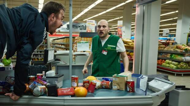 «Адамчик» заигрался в ловеласа: Муж не смог не вмешаться когда приезжий кассир делал его жене непонятные намеки